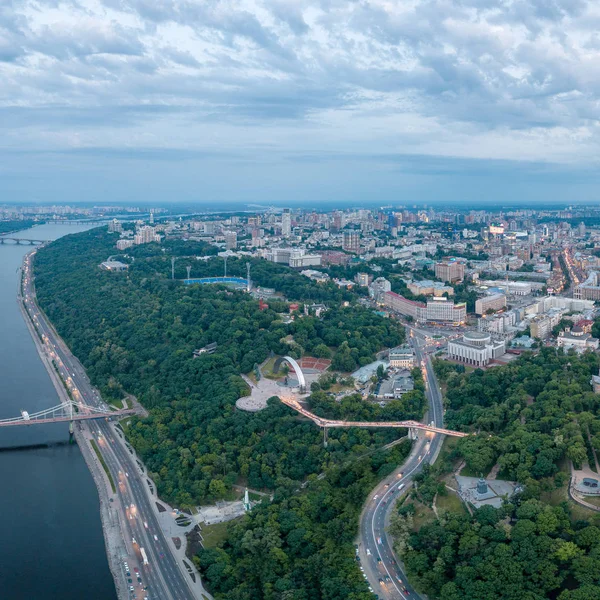 Gece Kiev yeni cam köprünün havadan görünümü — Stok fotoğraf