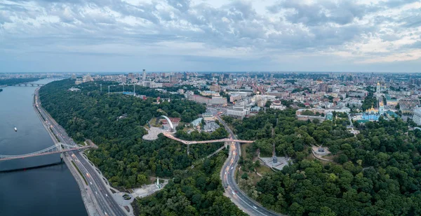 Gece Kiev yeni cam köprünün havadan görünümü — Stok fotoğraf