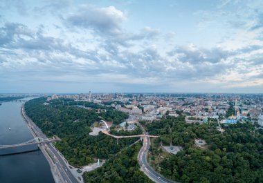 Gece Kiev yeni cam köprünün havadan görünümü