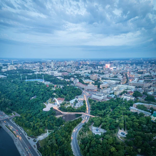 Flyg foto över den nya glas bron i Kiev på natten — Stockfoto