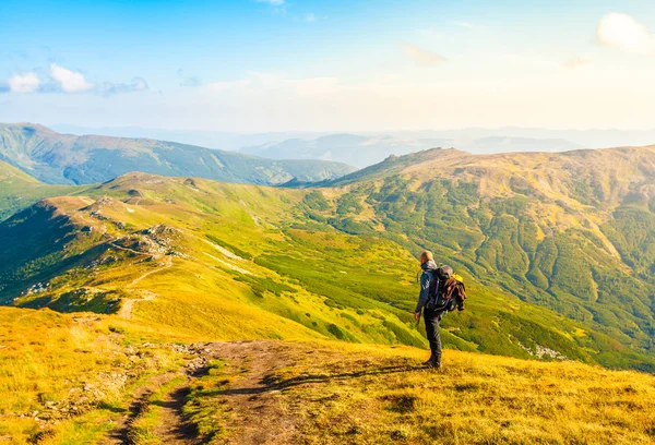 Seyahat etmek sırt çantası ve dağ manzara — Stok fotoğraf