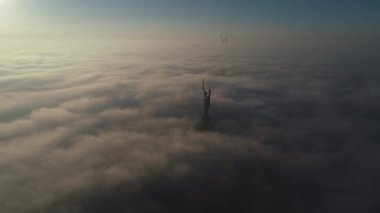 Anıt vatan havadan görünümü şafak vakti sis, Kiev, Ukrayna, 4k