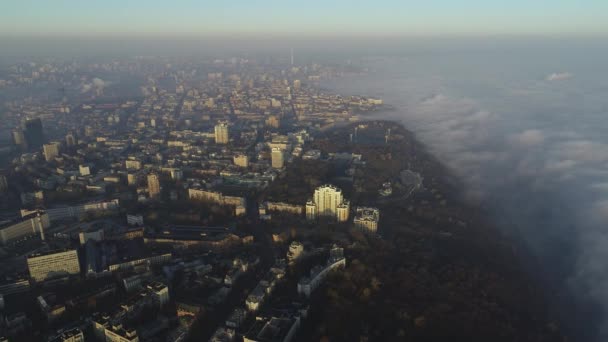 Panorama z Kijowa w mgle o świcie, Ukraina, 4k wideo, drone nagrania — Wideo stockowe