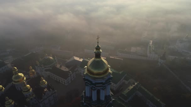 Bonita manhã outono estoque de imagens da cidade em denso nevoeiro ao nascer do sol, Kiev, Ucrânia — Vídeo de Stock