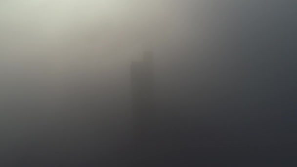 Veduta aerea del ponte Moskovsky a Kiev in nebbia densa, video 4k. Ponte di Mosca — Video Stock