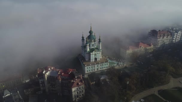 Letecký pohled na St. Andrew církve brzy ráno v mlze, Kyjev, Ukrajina — Stock video