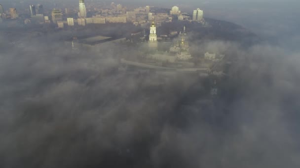美丽的早晨秋天股票镜头的城市在浓雾在日出时, 基辅, 乌克兰 — 图库视频影像