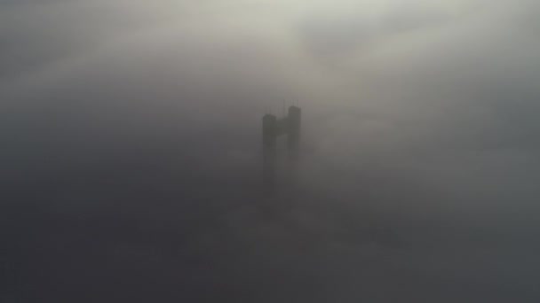 Vue aérienne du pont Moskovsky à Kiev dans un brouillard dense, vidéo 4k. Pont de Moscou — Video