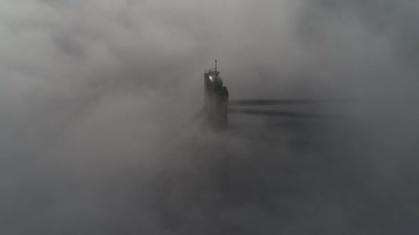 Vista aérea del puente Moskovsky en Kiev en niebla densa, vídeo de 4k. Puente de Moscú — Vídeos de Stock