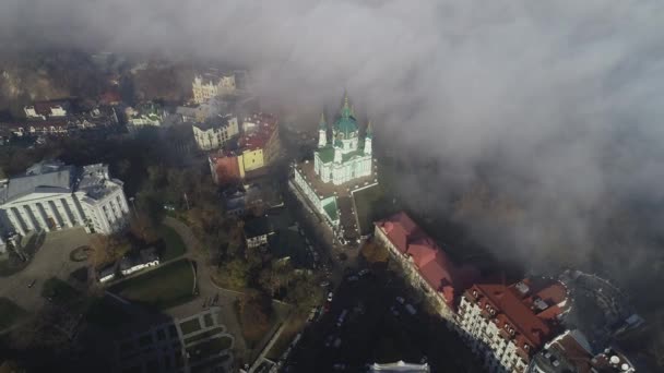 Vista aérea de la iglesia de San Andrés temprano en la mañana en la niebla, Kiev, Ucrania — Vídeos de Stock