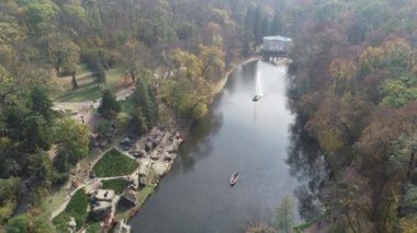 Ulusal dendroloji Park Sofiyivka Uman, Ukrayna Hava görünümünü. Drone görüntüleri. 4k.