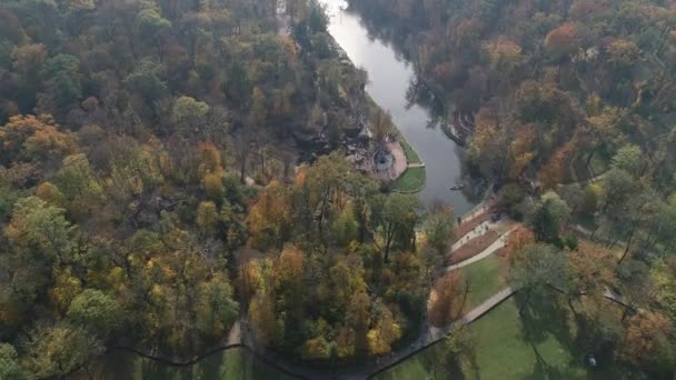 Vista aérea del Parque Nacional Dendrológico Sofiyivka en Uman, Ucrania. Imágenes de aviones no tripulados. 4K . — Vídeo de stock