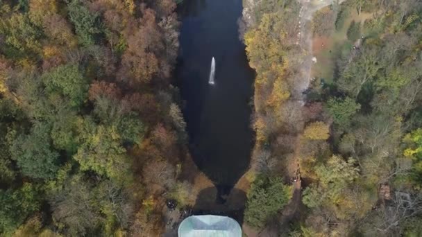 Vista aérea del Parque Nacional Dendrológico Sofiyivka en Uman, Ucrania. Imágenes de aviones no tripulados. 4K . — Vídeo de stock