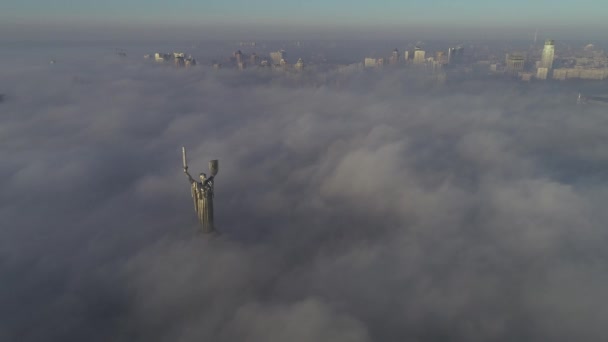 Vista aérea da Pátria Monumento ao amanhecer no nevoeiro, Kiev, Ucrânia, 4k — Vídeo de Stock