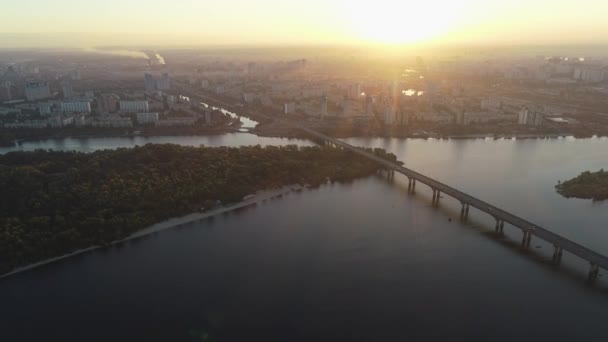 Пташиного польоту Міст Патона рано вранці на світанку, Київ, Україна — стокове відео