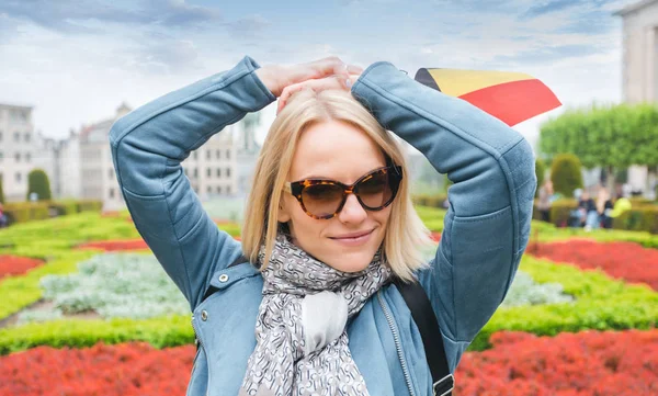 Mulher viajante olha para os pontos turísticos de Bruxelas, Bélgica — Fotografia de Stock