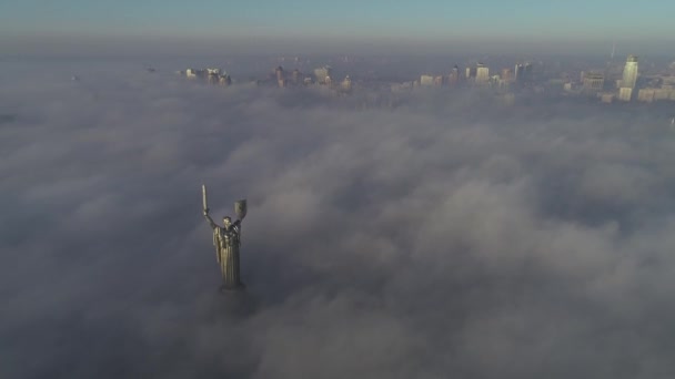 Widok z lotu ptaka pomnik ojczyzny o świcie we mgle, Kijów, Ukraina, 4k — Wideo stockowe