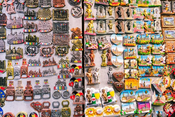 Magnete Souvenirs aus Brüssel auf einer Vitrine — Stockfoto