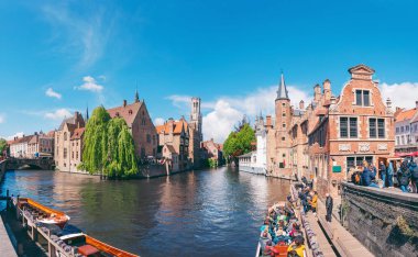 Brugge, Belçika 'da Belfry Kulesi ve ünlü kanal ile panoramik şehir manzarası.