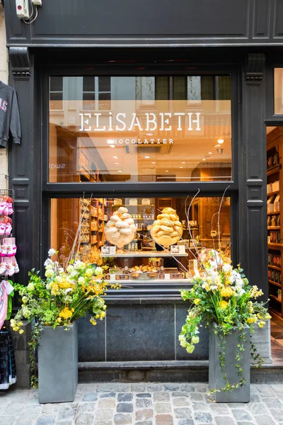 Ein Schaufenster mit einer Vase voller Baiser. — Stockfoto