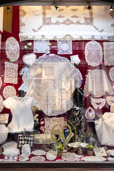 Traditionelle og berømte belgiske blonder i et butiksvindue, Bruxelles, Belgien - Stock-foto
