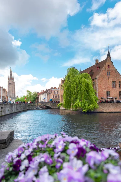 Vista panoramica sulla città con torre campanaria e famoso canale a Bruges, Belgio . — Foto Stock