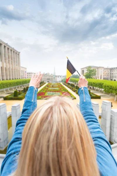 Mulher viajante olha para os pontos turísticos de Bruxelas, Bélgica . — Fotografia de Stock