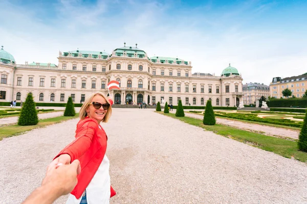 奥地利维也纳18世纪贝尔维迪尔宫殿建筑群背景的女旅行者. — 图库照片