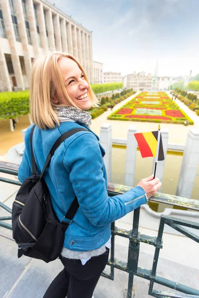 Mulher viajante olha para os pontos turísticos de Bruxelas, Bélgica . — Fotografia de Stock