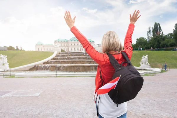 Viajante feminina contra o pano de fundo do Palácio Belvedere Superior em Viena . — Fotografia de Stock