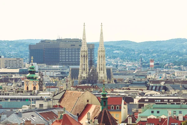 Viyana'daki Votive Kilisesi veya Votivkirche'nin spiers ile gün batımında şehrin panoramik görünümü. — Stok fotoğraf
