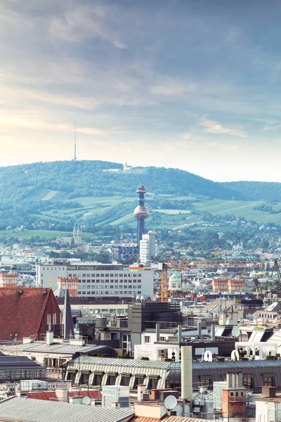 Ufukta bir Spittelau yakma borusu parçası ile gün batımında şehrin panoramik görünümü. — Stok fotoğraf