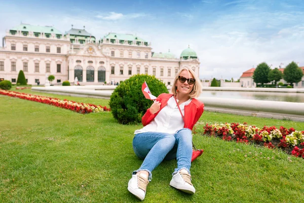 Viajero femenino en el fondo del complejo del Palacio Belvedere del siglo XVIII en Viena, Austria . — Foto de Stock