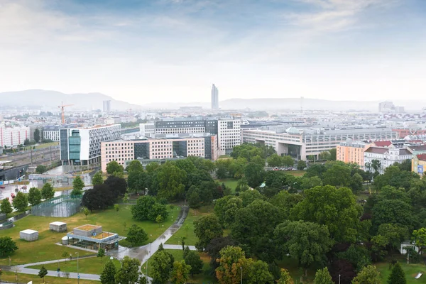 Wurstelprater Viyana Dönme Dolap tan Aerial Vienna şehir panorama, Avusturya. Ufuk çizgisi görünümü — Stok fotoğraf