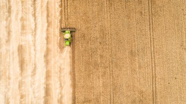 Çalışma alanı ve Mowser buğday hasat. Ukrayna. Havadan görünümü.