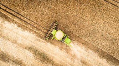 Çalışma alanı ve Mowser buğday hasat. Ukrayna. Havadan görünümü.
