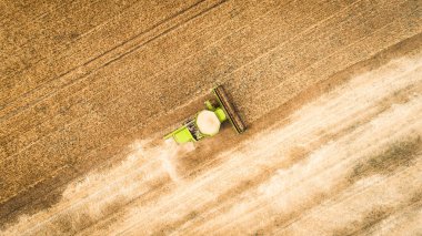 Çalışma alanı ve Mowser buğday hasat. Ukrayna. Havadan görünümü.