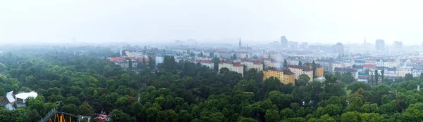 Lotnicze Wiedeń panoramę miasta z wiedeńskiego diabelski młyn w Wurstelprater, Austria. Widok na panoramę miasta — Zdjęcie stockowe