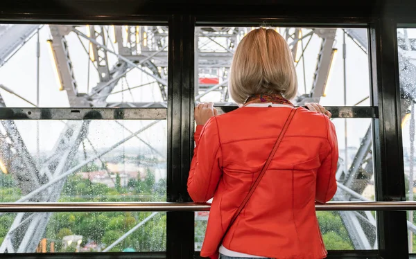 Uma mulher monta em uma roda gigante em Viena, Áustria . — Fotografia de Stock