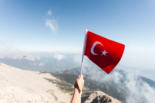 Bandera de Turquía con el telón de fondo de las montañas de Tauro — Foto de Stock