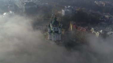 St Andrew Kilisesi havadan görünümü sabahın erken saatlerinde sis, Kiev, Ukrayna