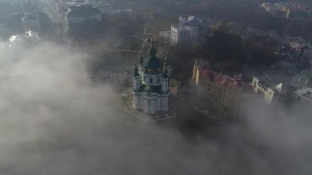 Пташиного польоту церкви Святого Андрія рано вранці в тумані, Київ, Україна — стокове відео