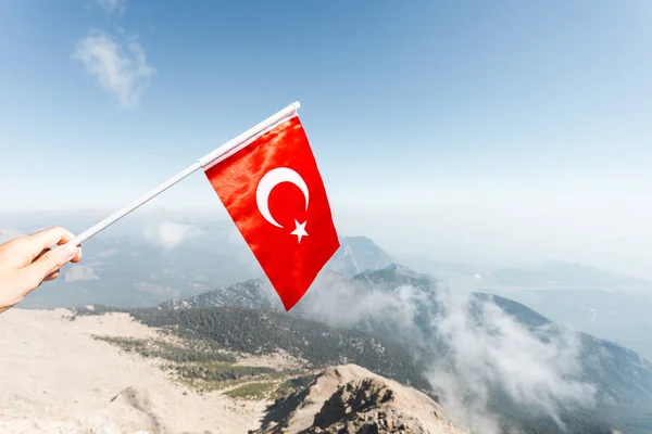 Drapeau de la Turquie sur fond de montagnes du Taureau — Photo