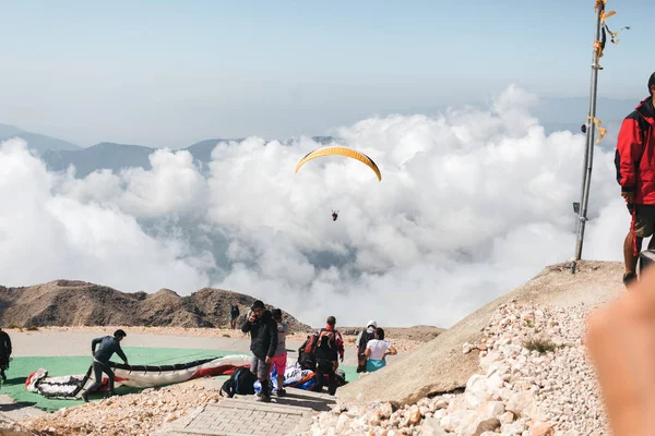 Förberedelser för skärmflygning ovanpå Tahtali Mountain nära Kemer, Antalya, Turkiet — Stockfoto