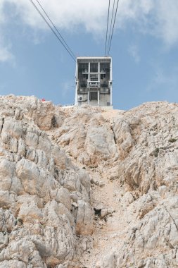 Kemer'deki Tahtalı Dağı'na giden teleferiğin üst istasyonunun inen taksiden görünümü, Türkiye