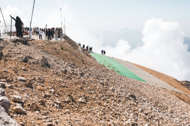 Kemer yakınlarındaki Tahtalı Dağı'nın tepesinde yamaç paraşütü için hazırlık, Antalya, Türkiye