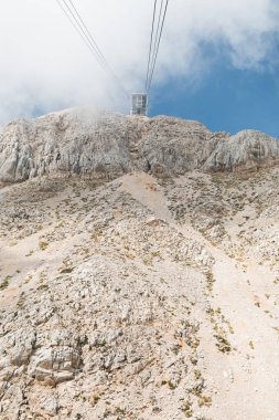 Kemer'deki Tahtalı Dağı'na giden teleferiğin üst istasyonunun inen taksiden görünümü, Türkiye