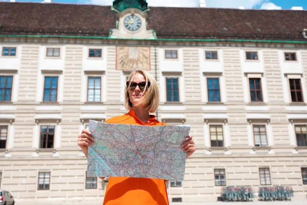 Jovem turista encontra-se com um mapa da cidade no fundo do pátio de Hofburg em Viena, Áustria — Fotografia de Stock