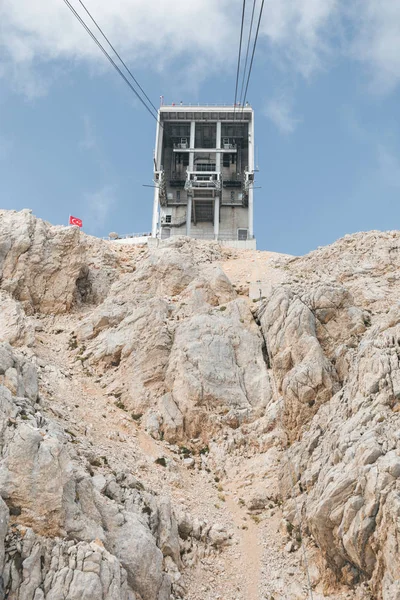 Kemer'deki Tahtalı Dağı'na giden teleferiğin üst istasyonunun inen taksiden görünümü, Türkiye
