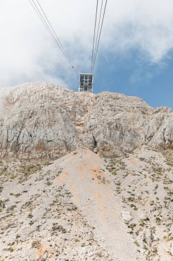 Kemer'deki Tahtalı Dağı'na giden teleferiğin üst istasyonunun inen taksiden görünümü, Türkiye